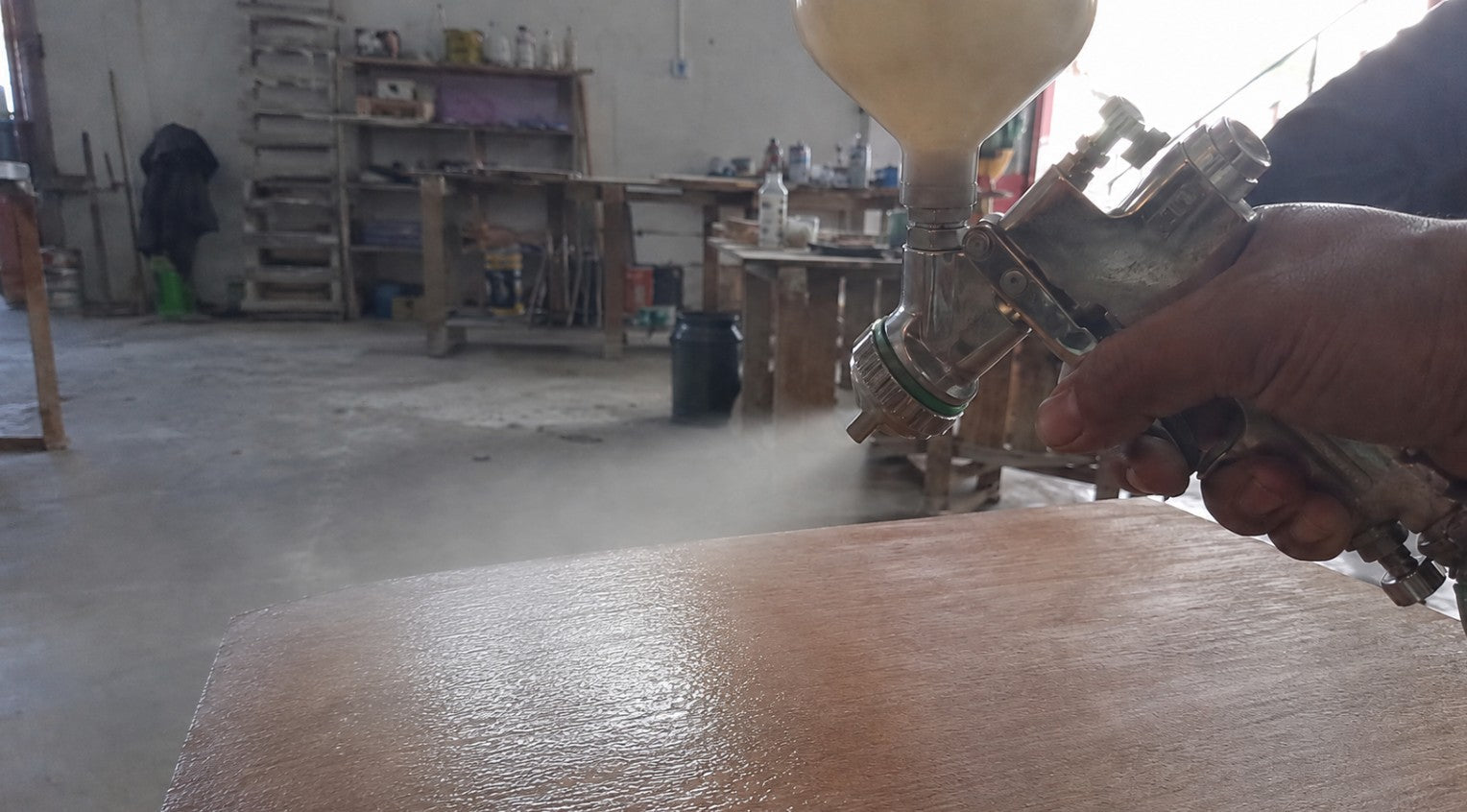 Spray gun for lacquer for professional fine finishes